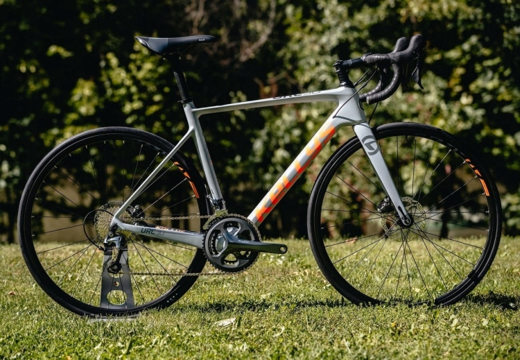 Rower-Szosowy-KELLYS-URC-30-Carbon-R-M-52-DISC-Marka-Kellys.jpg